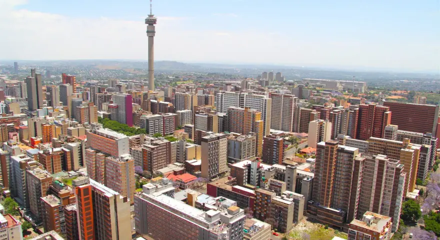 Widok na Johannesburg z wieżą Hillbrow Tower. Miasto tętni życiem, a pytanie "czy Johannesburg jest bezpieczny" pozostaje otwarte.