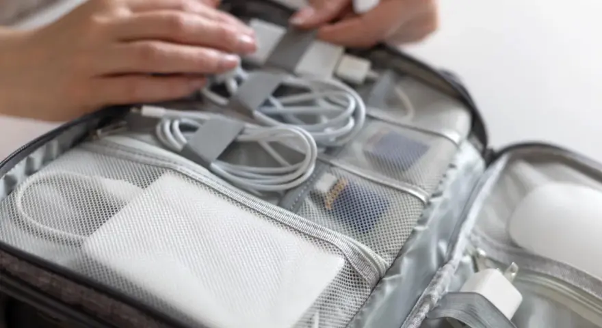 Pakowanie elektroniki do podróży. Czy można mieć powerbank w bagażu podręcznym? Tak, jeśli mieści się w wytycznych linii lotniczych.