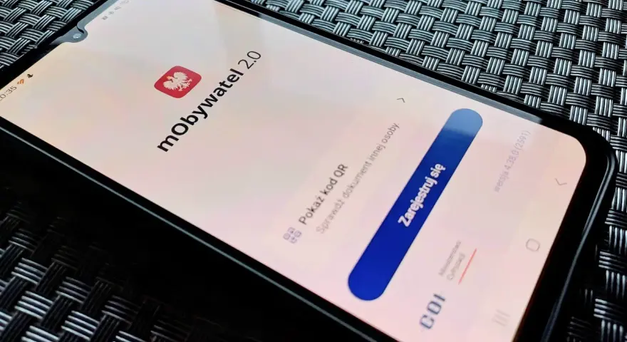 Ekran smartfona z aplikacją mObywatel 2.0 i godłem Polski.