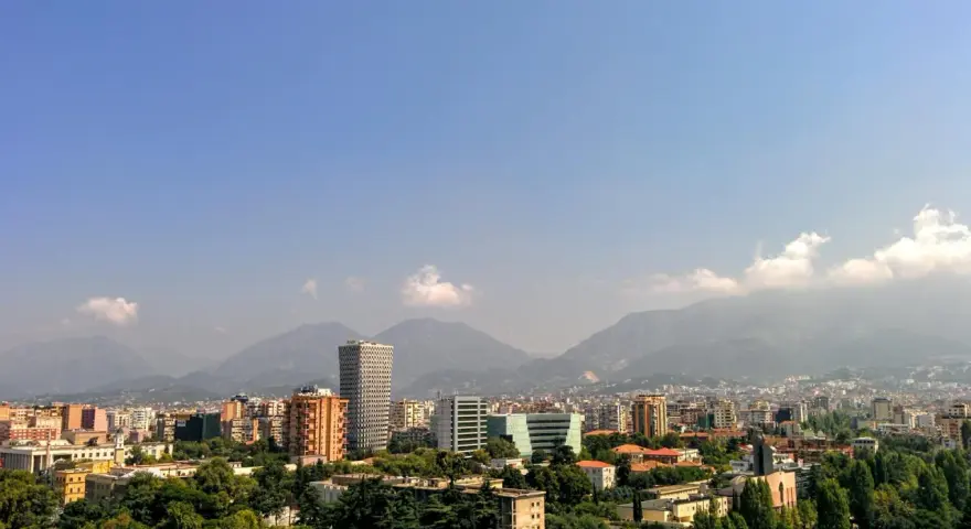 Widok na Tiranę, Albanię. Miasto z nowoczesnymi budynkami i górami w tle. Czy w Albanii jest bezpiecznie? Tak, podróżni często czują się tu bezpiecznie.