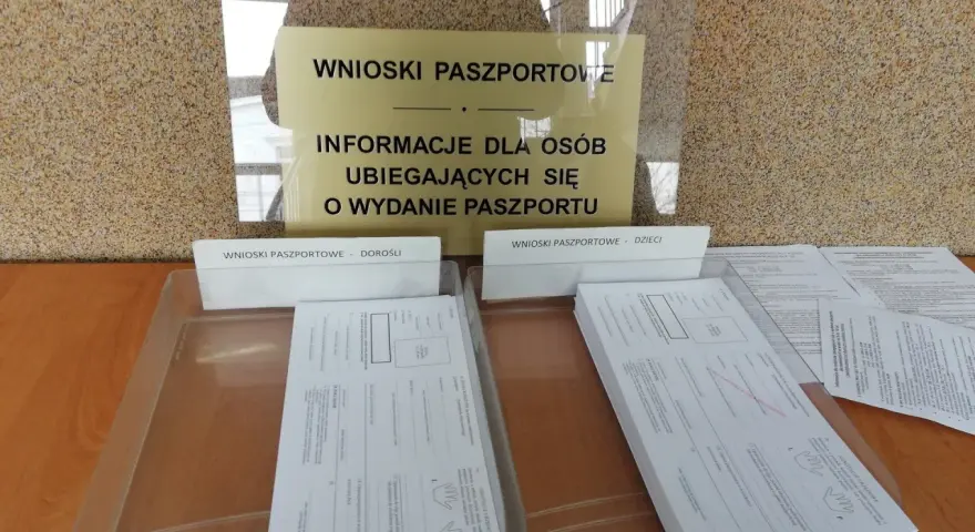Wnioski paszportowe w Toruniu. Informacje dla osób ubiegających się o wydanie paszportu, formularze dla dorosłych i dzieci.