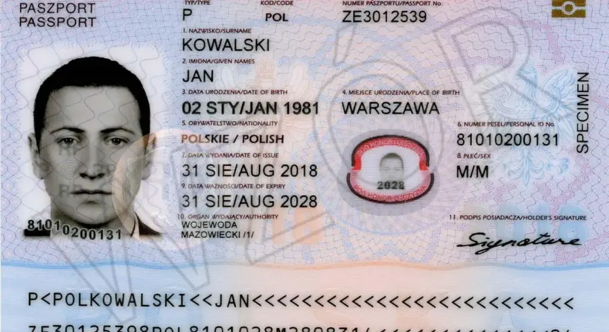 Zdjęcie polskiego paszportu z danymi osobowymi i fotografią właściciela.