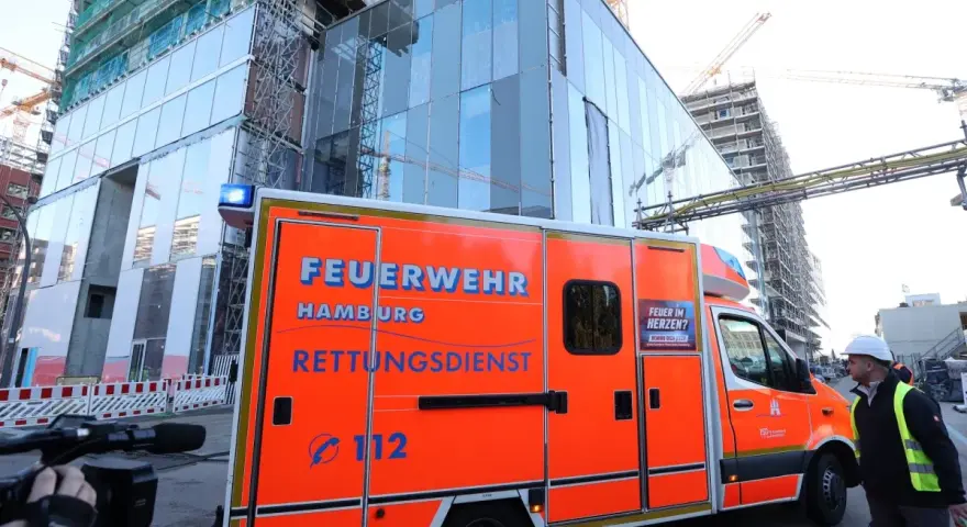 Straż pożarna w Hamburgu na budowie. Czy Hamburg jest bezpieczny? Wóz ratunkowy z numerem 112 i hasłem "Feuer im Herzen?".