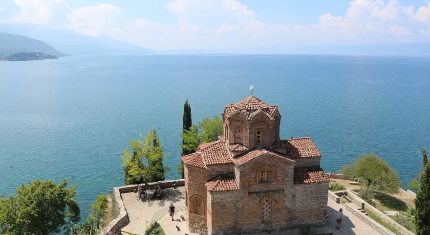 Kościół św. Jana w Ochrydzie nad jeziorem. Czy do Macedonii potrzebny jest paszport? Sprawdź przed podróżą!