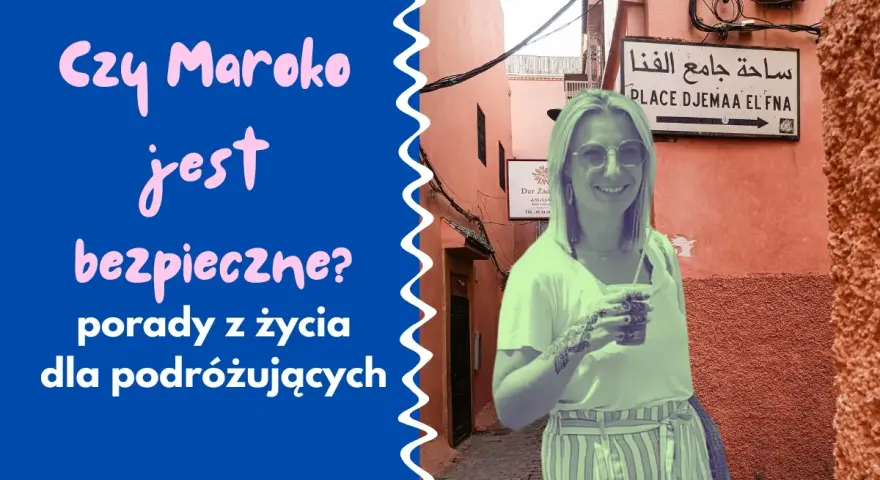 Kobieta w Marrakeszu, przy znaku Place Djemaa El Fna. Czy Maroko jest bezpieczne? Porady dla podróżujących.