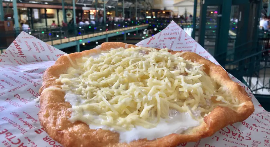 Lángos z serem i śmietaną, idealny, by dowiedzieć się, co zjeść w Budapeszcie.