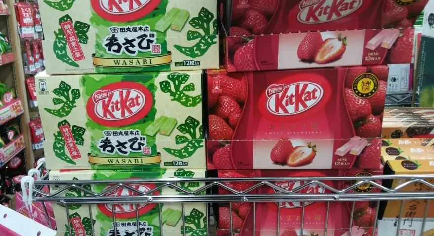 Co przywieźć z Tokio? Pudełka KitKat o smaku wasabi i truskawki.