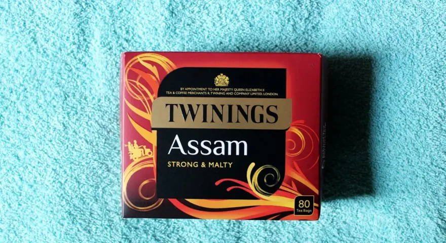 Pudełko herbaty Twinings Assam, idealne, co przywieźć z Anglii do Polski. Mocna i słodowa.