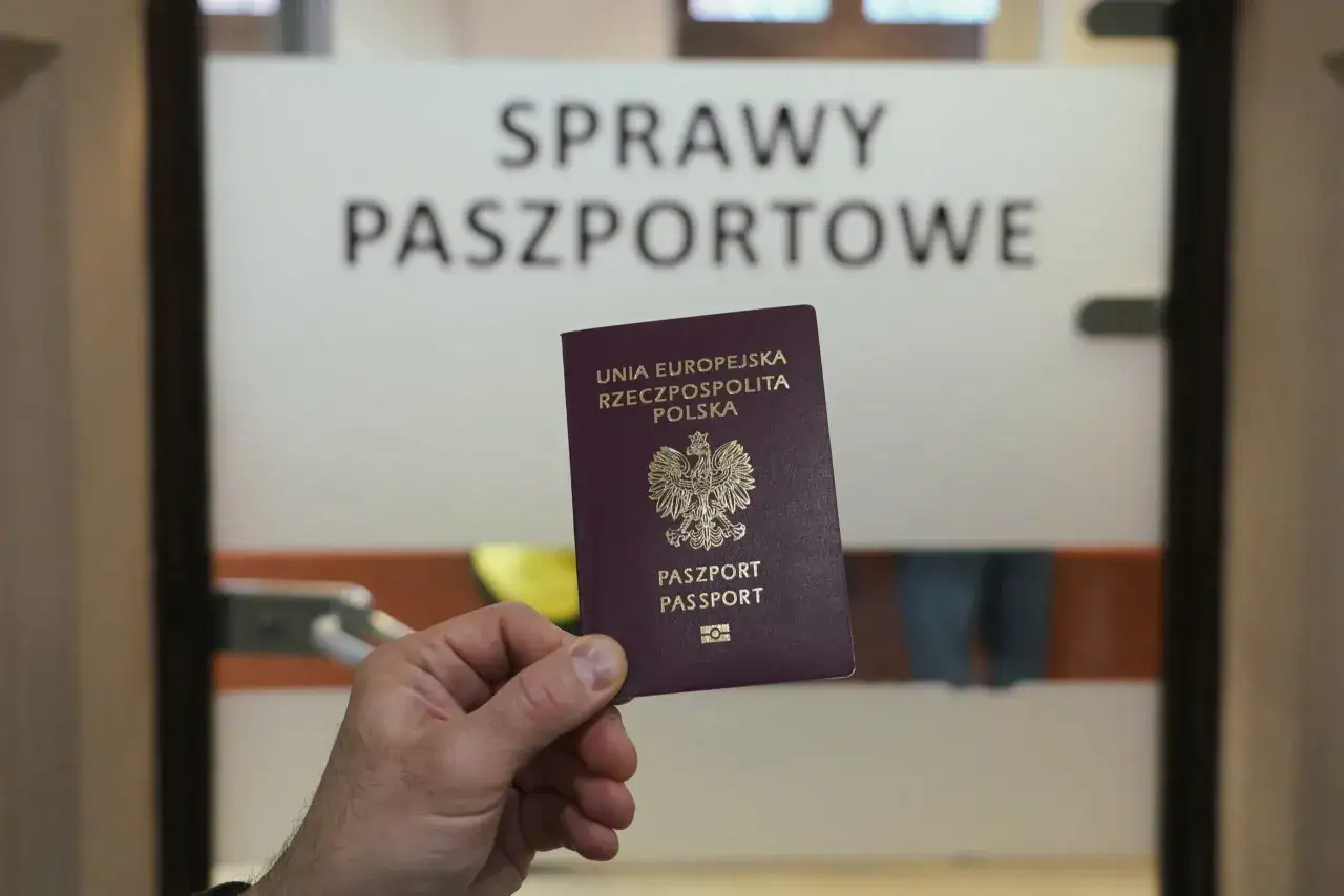 Odbiór paszportu w Szczecinie. Dłoń trzyma polski paszport przed drzwiami z napisem 