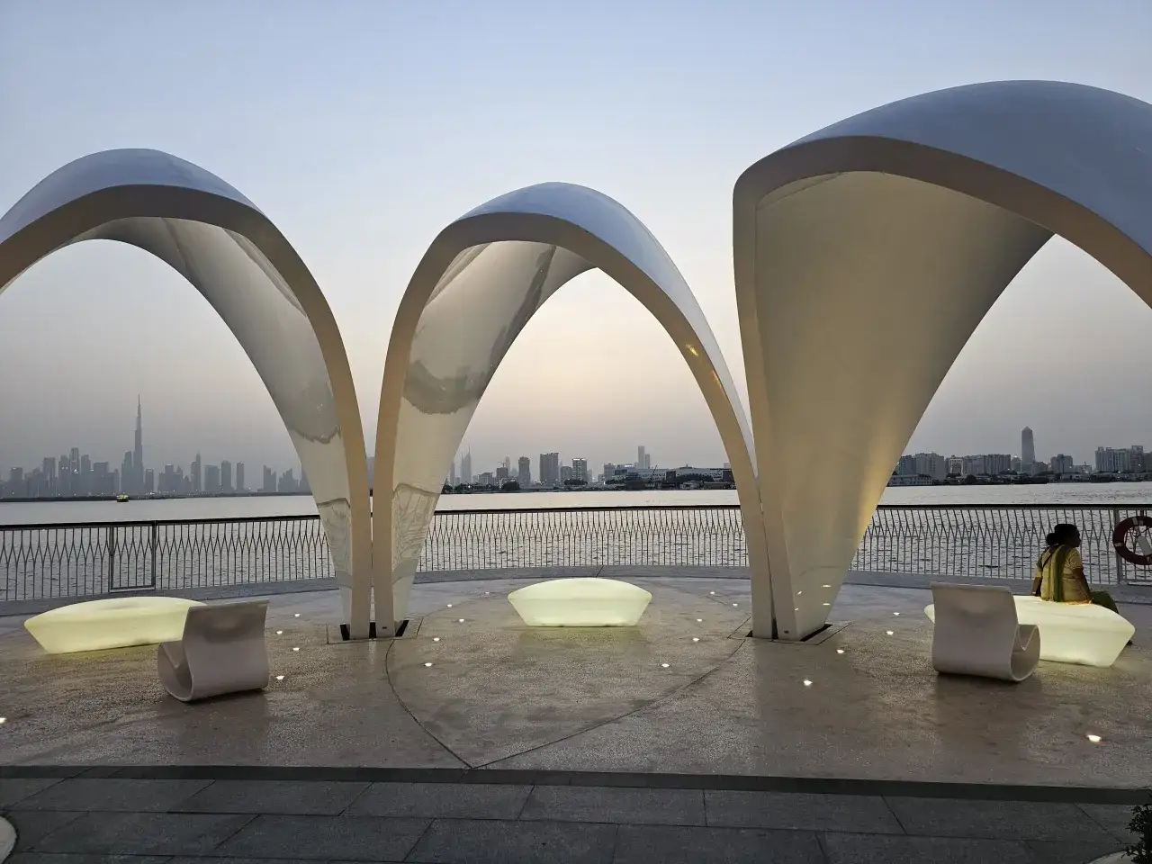 Nowoczesna architektura nad wodą w Dubaju. Warto pamiętać o zasadach, czego nie wolno w Dubaju, by uniknąć kłopotów.