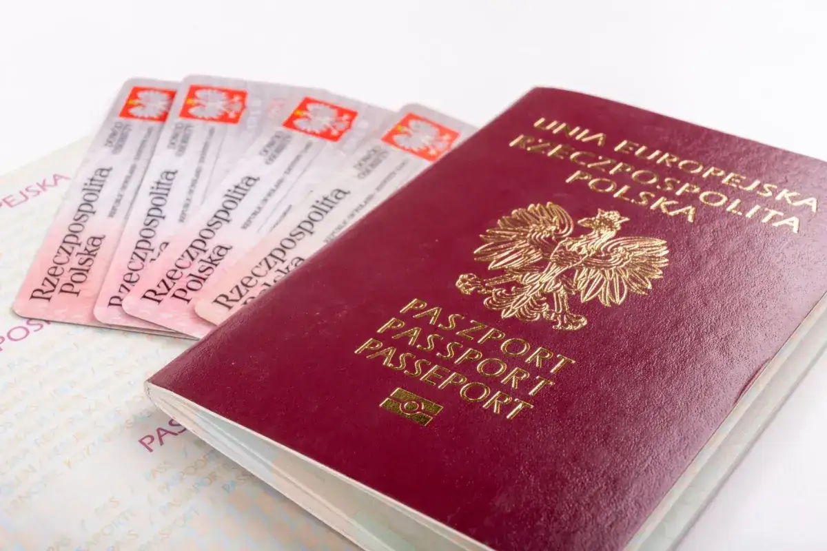 Polski paszport i kilka dowodów osobistych. Czy do Czech potrzebny jest dowód? Wystarczy dowód osobisty lub paszport.