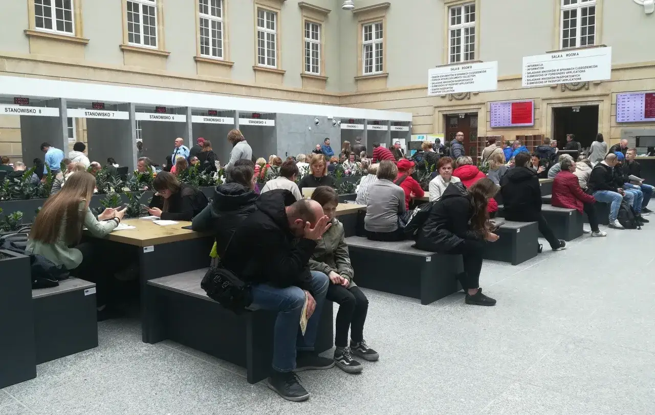 Terenowy punkt paszportowy śląskiego urzędu wojewódzkiego. Ludzie czekają w kolejce do stanowisk obsługi.