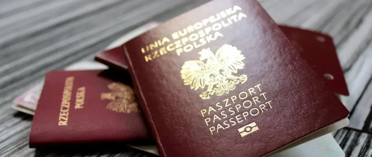 Dwa polskie paszporty, jeden z napisem 