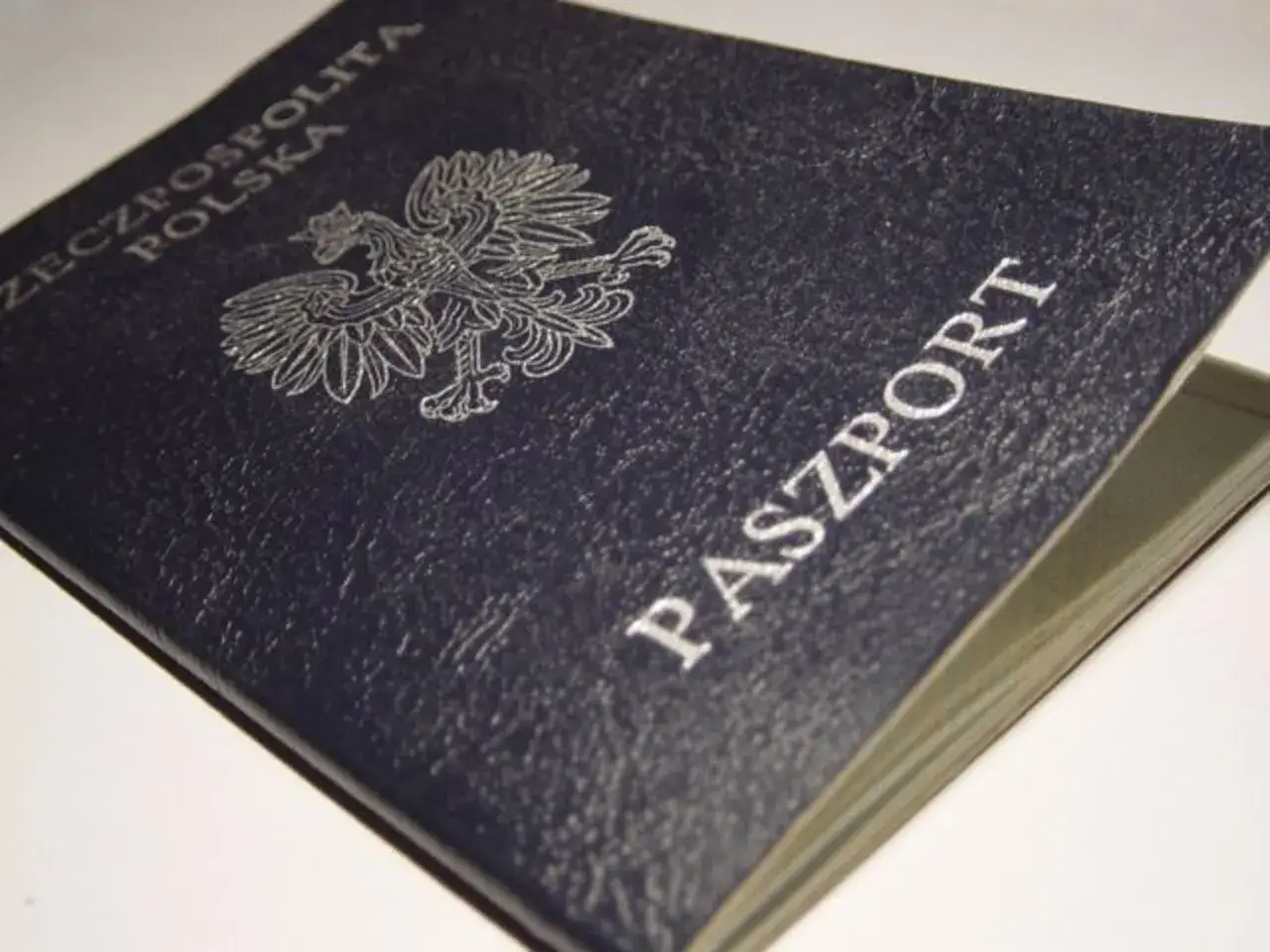 Ciemny granatowy paszport Rzeczypospolitej Polskiej z orłem, gotowy do odbioru w biurze paszportowym w Myśliborzu.