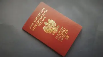 Czerwony paszport RP z godłem Polski i napisem "Unia Europejska Rzeczpospolita Polska". Wkrótce odbiór w biurze paszportowym Olkusz.