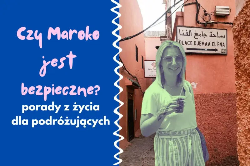 Kobieta z tatuażem na ręce uśmiecha się na tle Marrakeszu. Czy Maroko jest bezpieczne dla kobiet? Porady dla podróżujących.