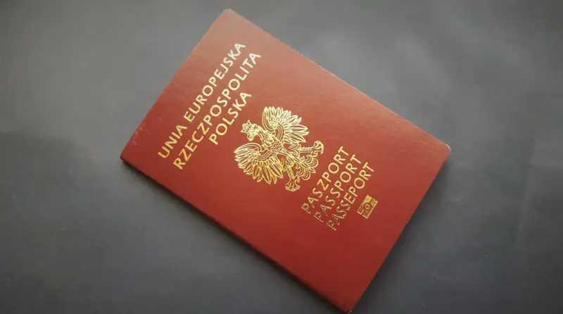 Czerwony paszport RP z godłem Polski i napisem "Unia Europejska Rzeczpospolita Polska". Wkrótce odbiór w biurze paszportowym Olkusz.