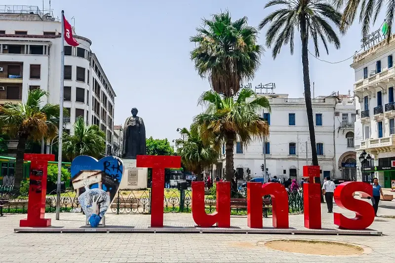 Serce i napisy "I love Tunis" na placu w Tunezji. Czy Tunezja jest bezpieczna? Tak, to tętniące życiem miasto.