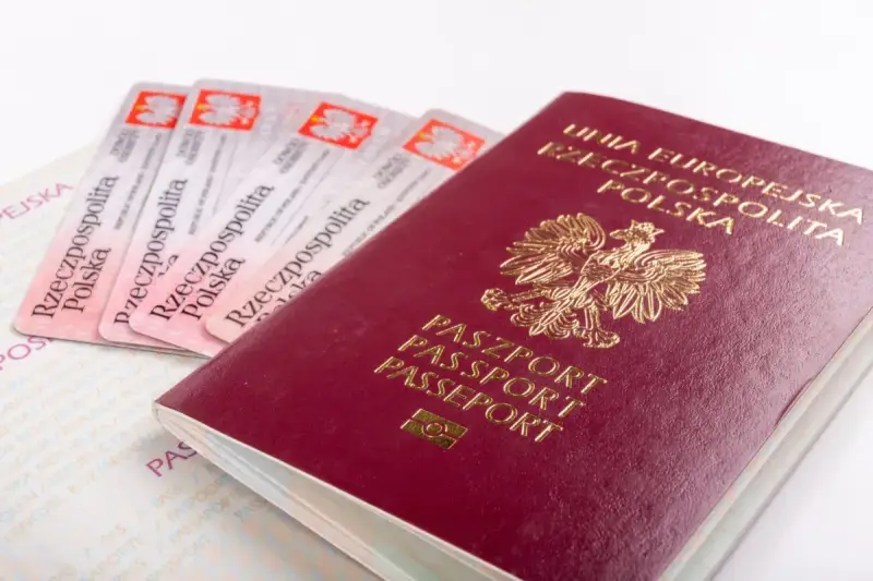 Polski paszport i kilka dowodów osobistych. Czy do Niemiec potrzebny jest paszport? Tak, jeśli nie podróżujesz na dowód.