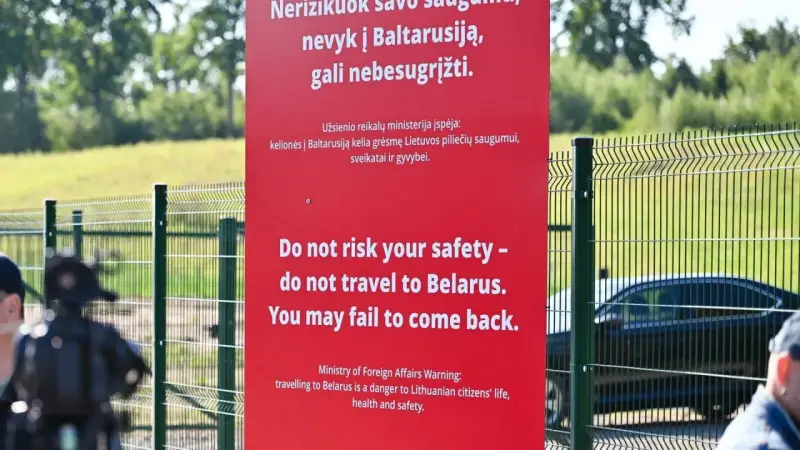 Ostrzeżenie na czerwonym znaku: "Nie ryzykuj bezpieczeństwa – nie podróżuj na Białoruś. Możesz nie wrócić." Czy w Białorusi jest bezpiecznie?