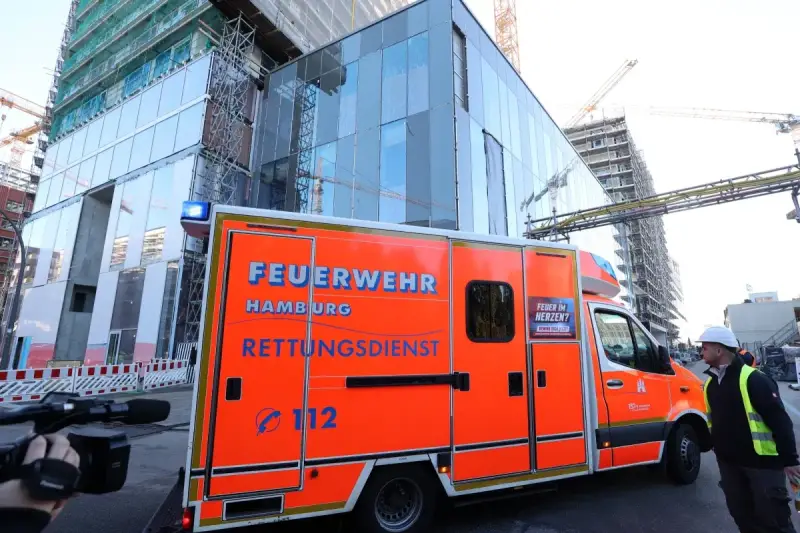 Straż pożarna w Hamburgu na budowie. Czy Hamburg jest bezpieczny? Wóz ratunkowy z numerem 112 i hasłem "Feuer im Herzen?".