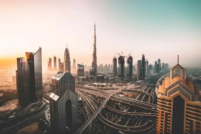 Dubaj: nowoczesne drapacze chmur, skomplikowane węzły drogowe i Burj Khalifa. Poznaj zasady, czego nie wolno, by cieszyć się tym miastem.