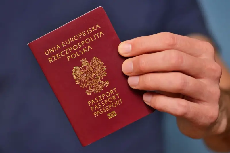 Dłoń trzyma polski paszport. Planujesz podróż i składasz wniosek o paszport w Gdyni?