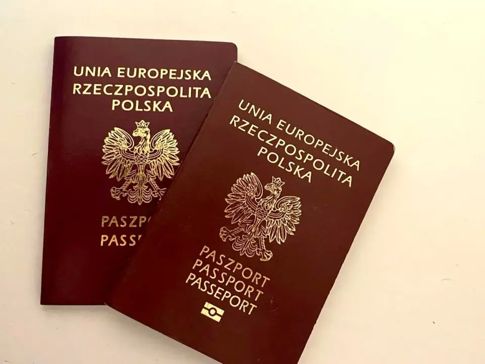 Dwa polskie paszporty, z godłem orła i napisem "Unia Europejska Rzeczpospolita Polska". Gotowe na podróż z Bytomia.