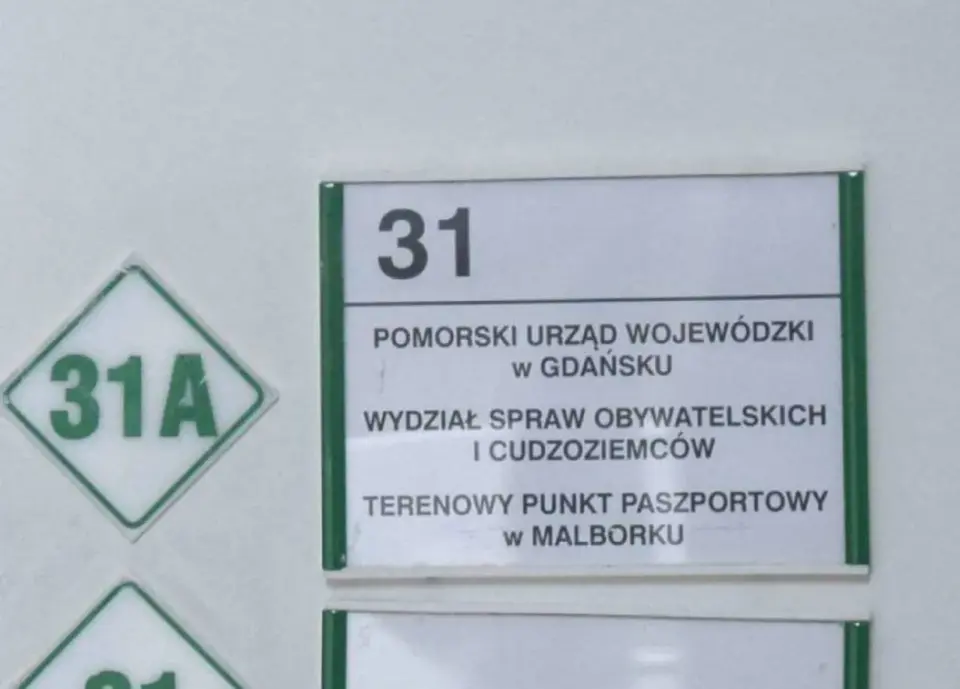 Tabliczka z numerem 31 i informacją o Wydziale Spraw Obywatelskich i Cudzoziemców. Poniżej widnieje napis "TERENOWY PUNKT PASZPORTOWY w MALBORKU".